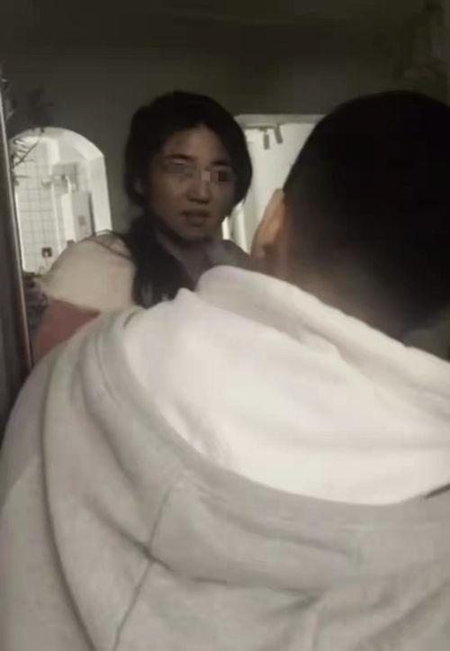 帅哥和大妈吃瓜视频,趣味横生瞬间引网友热议