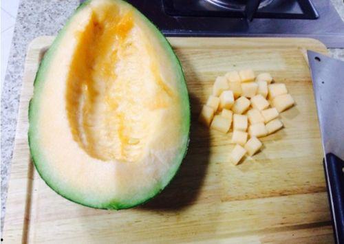 黑壳虾吃哈密瓜好吗视频,黑壳虾食用哈密瓜的奇妙探索
