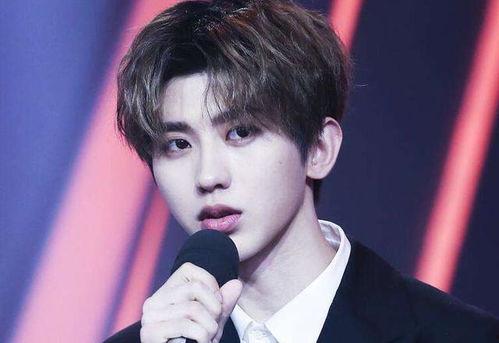 蔡徐坤模仿吃瓜群众视频,搞笑模仿引发网友热议