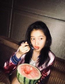 女星半夜吃瓜视频,揭秘女星深夜神秘吃瓜视频背后的真相